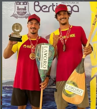 Gabriel e Rodrigo no pódio em Bertioga com troféu e medalhas